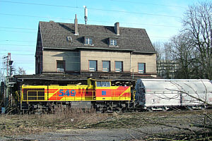 EH 549 vor dem maroden Bahnhofsgebäude Lintorf